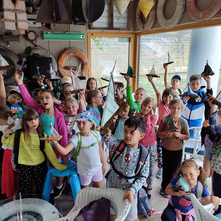 Mała Szkutnia - Fundacja OnWater.pl - Dowiesz się jakie znaczenie ma rzeka, poznasz historię żeglugi, zobaczysz ciekawe pamiątki żeglarskie, odkryjesz zawód Marynarza, Szkutnika czy Stolarza i przeżyjesz piękną przygodę. Dowiesz się z czego składa się łódź, dlaczego pływa, a następnie sprawdzisz swoją wiedzę budując własną łódkę, którą zabierzesz do domu. 