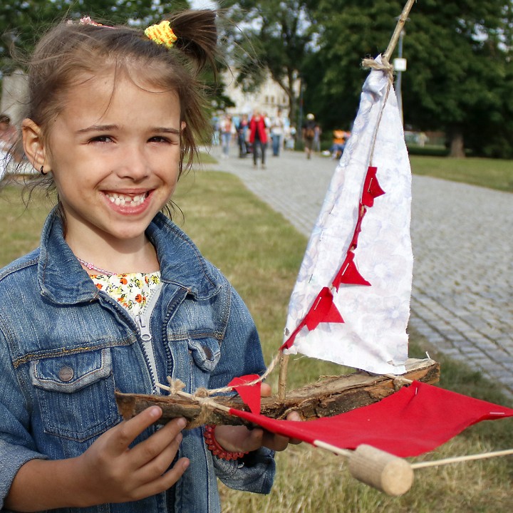 Mała Szkutnia - Fundacja OnWater.pl - Dowiesz się jakie znaczenie ma rzeka, poznasz historię żeglugi, zobaczysz ciekawe pamiątki żeglarskie, odkryjesz zawód Marynarza, Szkutnika czy Stolarza i przeżyjesz piękną przygodę. Dowiesz się z czego składa się łódź, dlaczego pływa, a następnie sprawdzisz swoją wiedzę budując własną łódkę, którą zabierzesz do domu. 