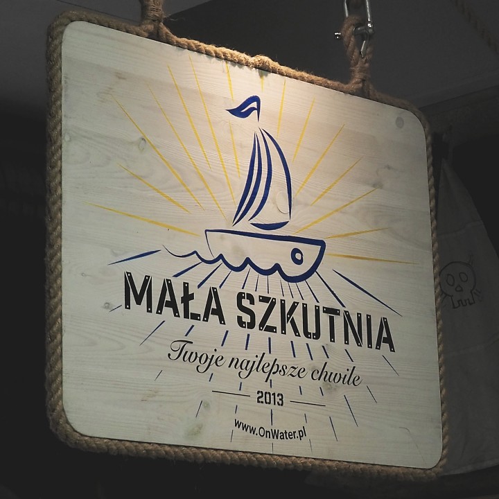 Mała Szkutnia - Fundacja OnWater.pl - Dowiesz się jakie znaczenie ma rzeka, poznasz historię żeglugi, zobaczysz ciekawe pamiątki żeglarskie, odkryjesz zawód Marynarza, Szkutnika czy Stolarza i przeżyjesz piękną przygodę. Dowiesz się z czego składa się łódź, dlaczego pływa, a następnie sprawdzisz swoją wiedzę budując własną łódkę, którą zabierzesz do domu. 