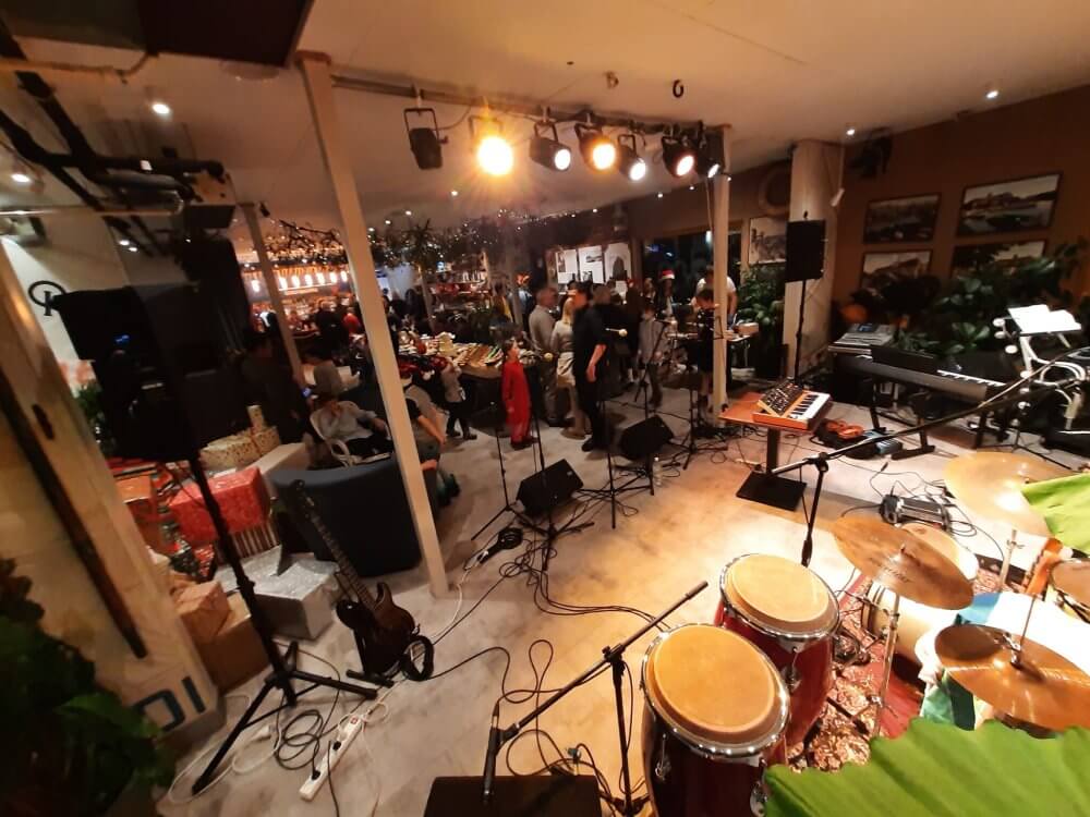 Sala z oświetleniem na koncert, kabaret lub performance
