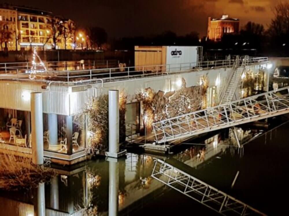 Wynajem sali dla firmy we Wrocławiu z klimatyczną restauracją na dachu na odrze